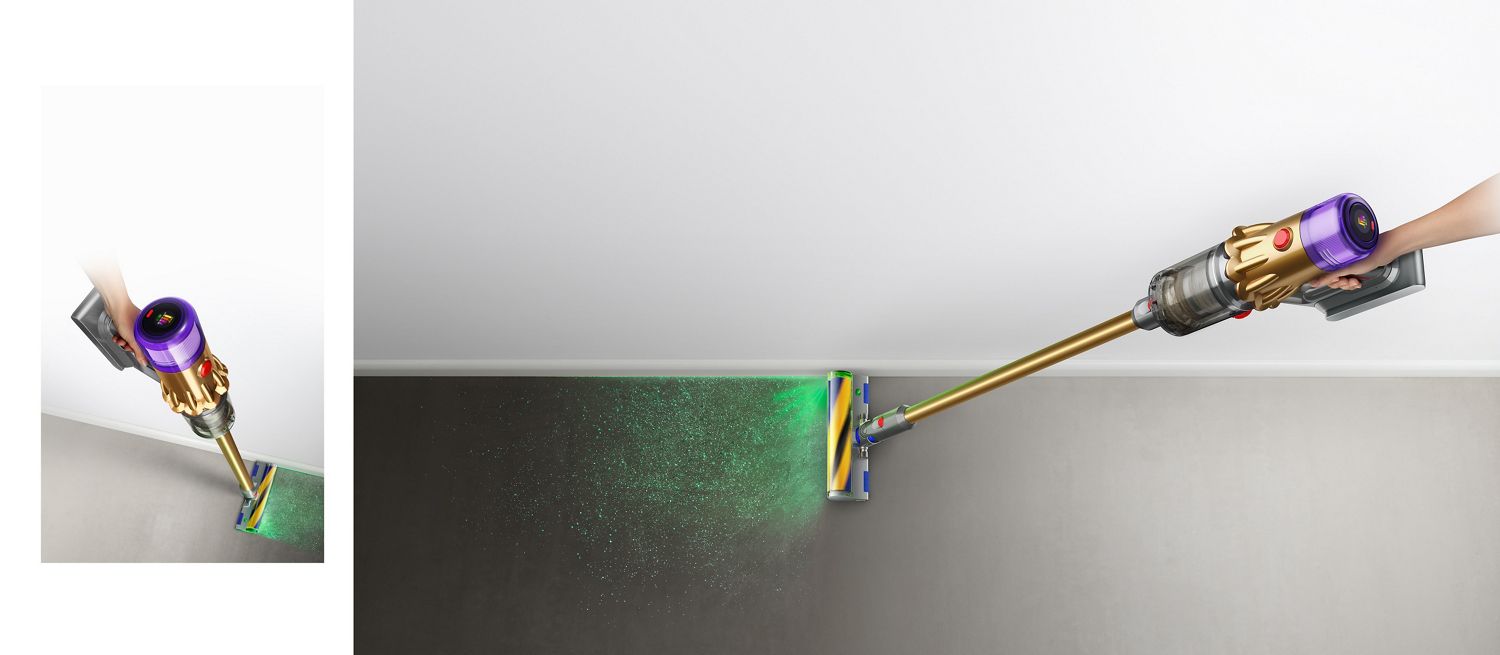 Primer plano de la mano que sostiene la aspiradora Dyson V12 Detect Slim